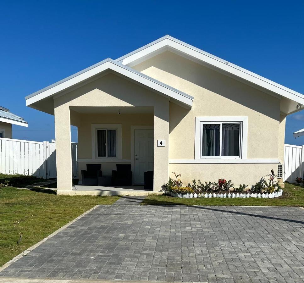 Seamist Villa @Oceanpointe Lucea Comfy 2Br W/Pool Gym & Parking Bagian luar foto